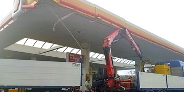 Pod střechu pumpy se nevešel