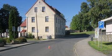 Řidič bílé Škody Fabia srazil dítě a ujel