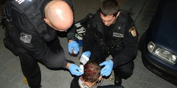 PLZEŇ 2015 Aktuálně: Zakrvácený a opilý mladík narušoval přípravy slavnostního zahájení oslav EMK