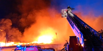 Čtvrtý stupeň požárního poplachu - oheň zasáhl plochu 3000 metrů čtverečních