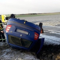 Řidič se s autem převrátil do příkopu