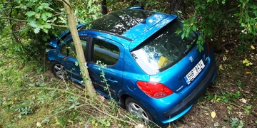 Po střetu skončilo auto v lese