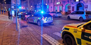 Střet auta s chodkyní na náměstí Republiky v Plzni