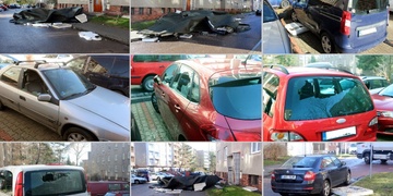 Spadlá střecha v Plzni poničila auta