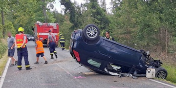 Vůz vyjel ze silnice, narazil do pařezu a poté se převrátil