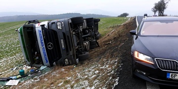 Kamion skončil na boku v poli, škoda dosáhla dvou set tisíc