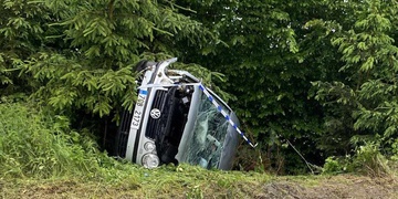 Mladík nezvládl řízení a s autem se převrátil