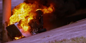 Auto plné cizinců po nehodě začalo hořet