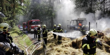 Perný víkend hasičů: Padaly stromy i hořel traktor - , 