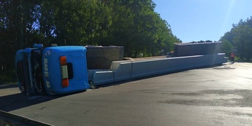 Speciální souprava se převrátila v křižovatce