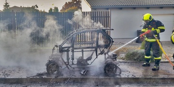 Elektrovozítko shořelo na kostru