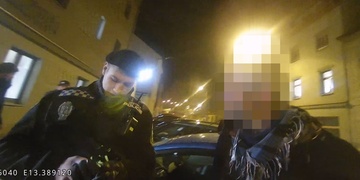 Agresivní opilec se dobýval do charity