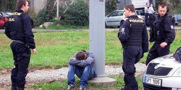 Kvůli odvozu neváhali mladíka zbít a zkopat