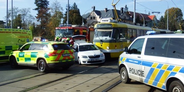 Tramvaj auto doslova napíchla