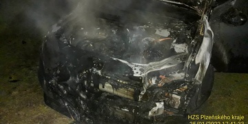 Auto shořelo na zahradě domu