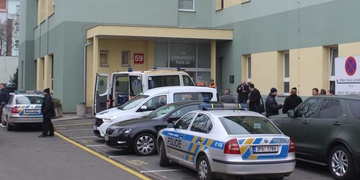 Seniorka se v nemocnici pokusila udusit druhou stařenku