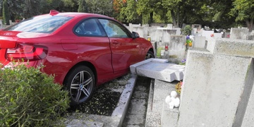 Seniorka s autem řádila na hřbitově