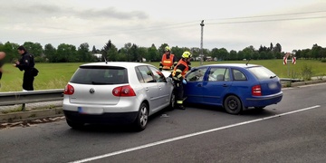 Dva vozy po střetu skončily ve svodidlech
