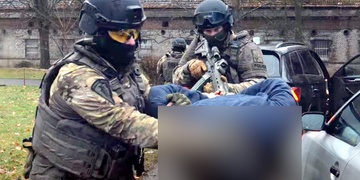 Vyhrožoval postřílením koní samopalem s tlumičem