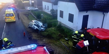 Auto narazilo do mostku a rodinného domu