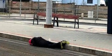 Muž se rozhodl zemřít pod koly tramvaje