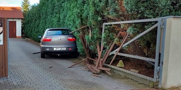 Opilý řidič projel zavřenou branou