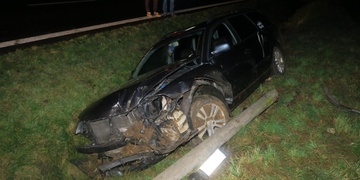 Osmnáctiletý řidič přerazil sloup