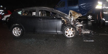 a : Opilec si vzal maminky auto, naboural a málem uhořel - naměřili mu 2,4 promile