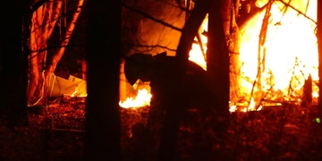 Bezdomovci v noci založili požár lesa na Vinicích