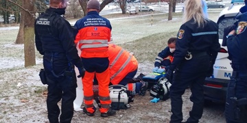 V Plzni v parku umrzla žena na lavičce