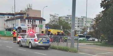 Malá dívenka vběhla přímo před přijíždějící auto