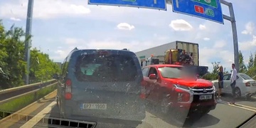 Řidič zneužil záchranářskou uličku a projel ji dokonce v protisměru