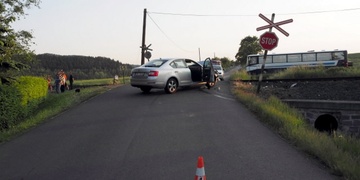 Smrtelná havárie motocyklu a střet auta s vlakem