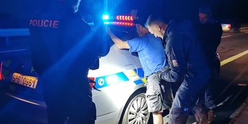 Vyhrůžky, napadání a nakonec zdemolované auto