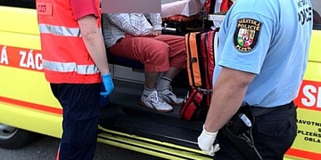 Opilec buď skočil nebo upadl před tramvaj