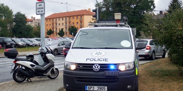 Motorkář po střetu s autem skončil v nemocnici