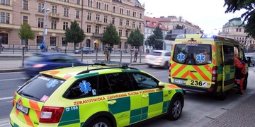 Srazil chodce a odjel z místa nehody