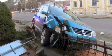 Se dvěma promile napíchl auto na mříž