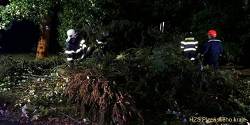 Popadané stromy, sesutá stodola i poletující zahradní domek