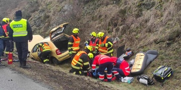 Dopravní nehoda, jednoho z řidičů museli hasiči vyprošťovat