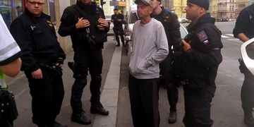 Těžce opilý řidič zablokoval trolejbus