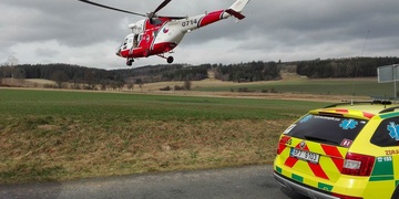 Muž spadl ze stromu, musel pro něj letět vrtulník