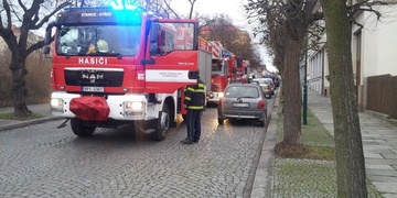 Hasiči zachránili muže, který se z posledních sil snažil udržet na střeše.