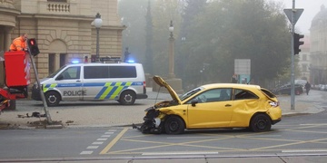 Dodávka osobní vůz odhodila na semafor