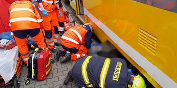 Střet tramvaje s chodkyní, žena je velmi vážně zraněna + doplněna žádost policie