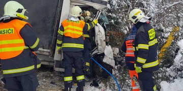 Vážná nehoda na dálnici D5, na místě přistává vrtulník