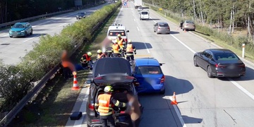 Střet tří vozů na dálnici u Plzně si vyžádal několik zraněných