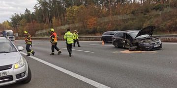 Střet osobního auta s dodávkou na dálnici D5