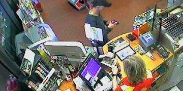 Poznáte muže, který platil kradenou platební kartou?