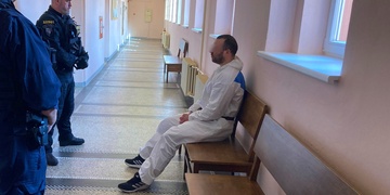 Litevec, který se kvůli hádce o válce pokusil zavraždit dva muže, byl dnes vzat do vazby